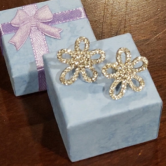 Sparkling Rhinestone Flower Earrings - Picture 5 of 8